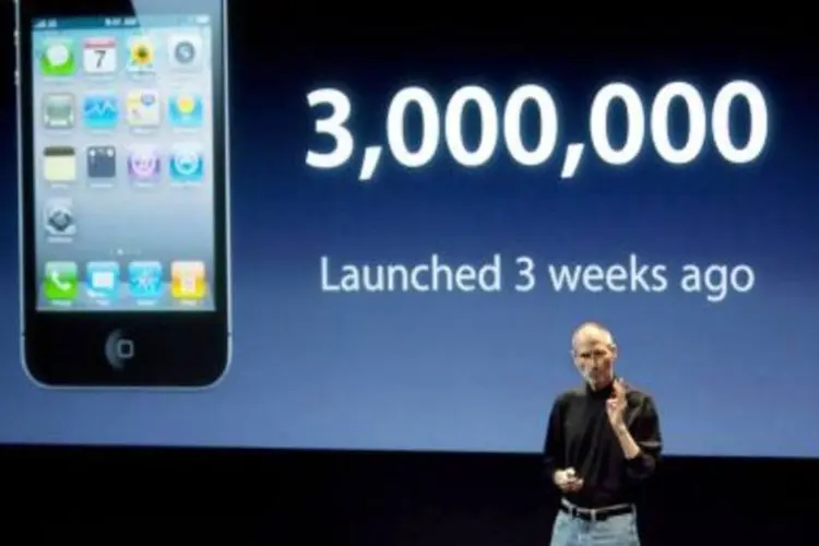 Steve Jobs apresenta os números em conferência nesta sexta-feira (16) (.)