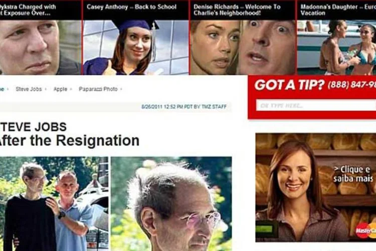 Na foto publicada no site TMZ, Jobs, muito magro, parece caminhar apoiado por outro homem (Reprodução)