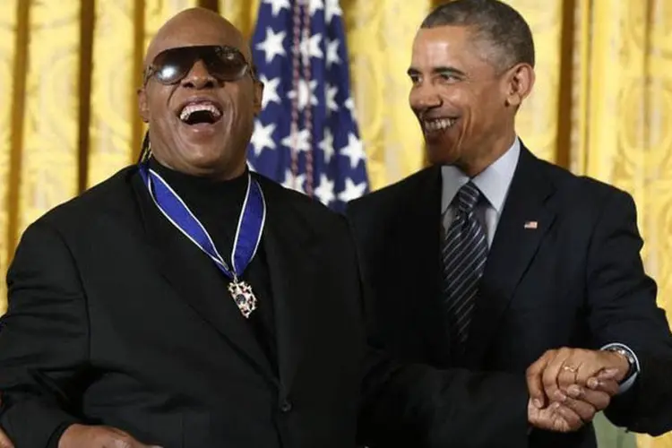 Stevie Wonder recebe Medalha Presidencial da Liberdade do presidente dos Estados Unidos, Barack Obama (Larry Downing/Reuters)