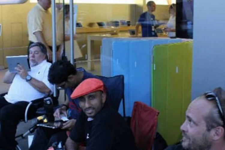 O cofundador da Apple na fila para comprar seu novo iPhone 4S (Reprodução / CNN)