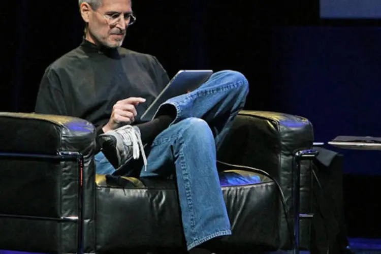 Dificilmente se vê Steve Jobs vestido de outra forma: a roupa básica é a sua marca (Getty Images)