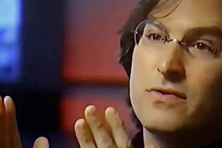 Steve Jobs: vídeo exibe os pontos de vistas conflitantes de Jobs com a sua eterna rival, a Microsoft, liderada por Bill Gates (Reprodução/YouTube)