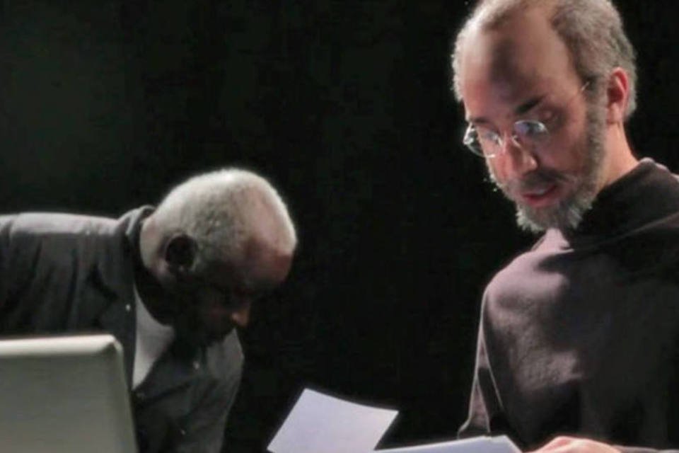 Cena do filme "iSteve", de Ryan Perez: primeiro longa sobre a vida de Steve Jobs conta com o ator Justin Long no papel do ex-CEO da Apple (Reprodução/Exame.com)