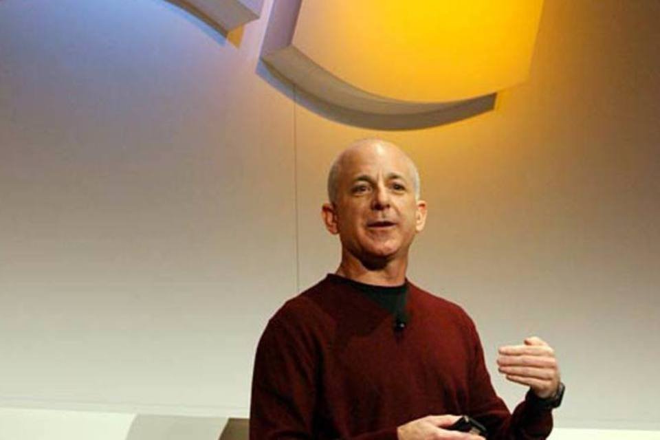 Sinofsky usa blusa com decote V e camiseta nos eventos da Microsoft, maneira de ser vestir que lembra a de Steve Jobs (Getty Images / Microsoft)
