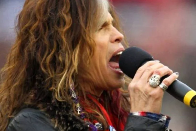 Uma chuva de críticas semelhante caiu sobre o cantor Steven Tyler, vocalista da banda Aerosmith e jurado do reality show American Idol (Al Bello/Getty Images)