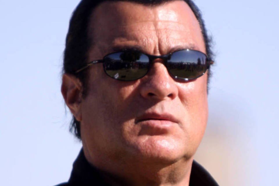 Steven Seagal debate guerra às drogas com líder das Filipinas