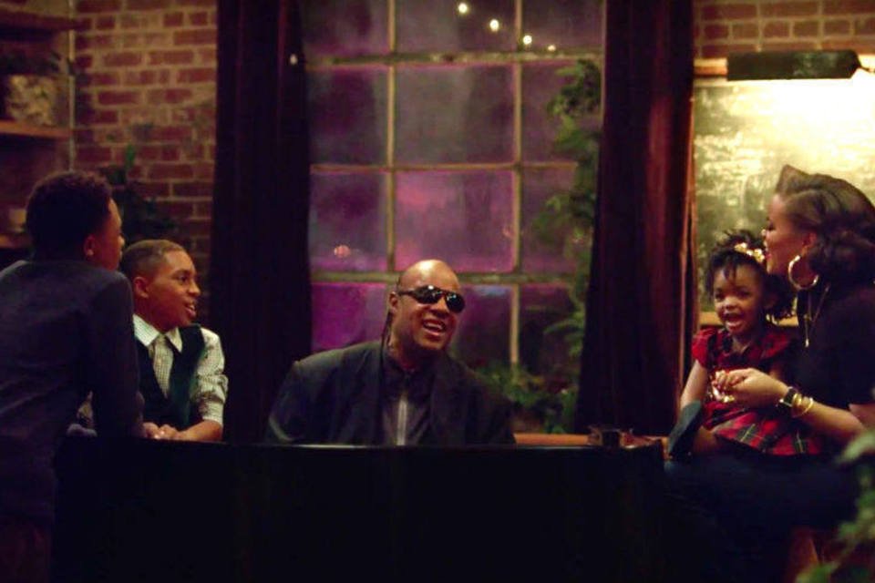 Stevie Wonder estrela campanha de Natal da Apple