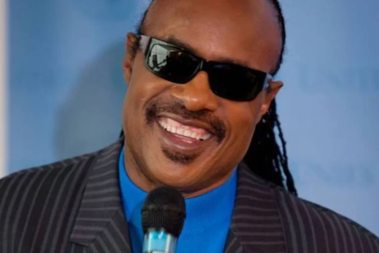 O cantor Stevie Wonder foi um dos presentes do evento, ao lado do célebre ator Michael Douglas (Andrew Burton/Getty Images)