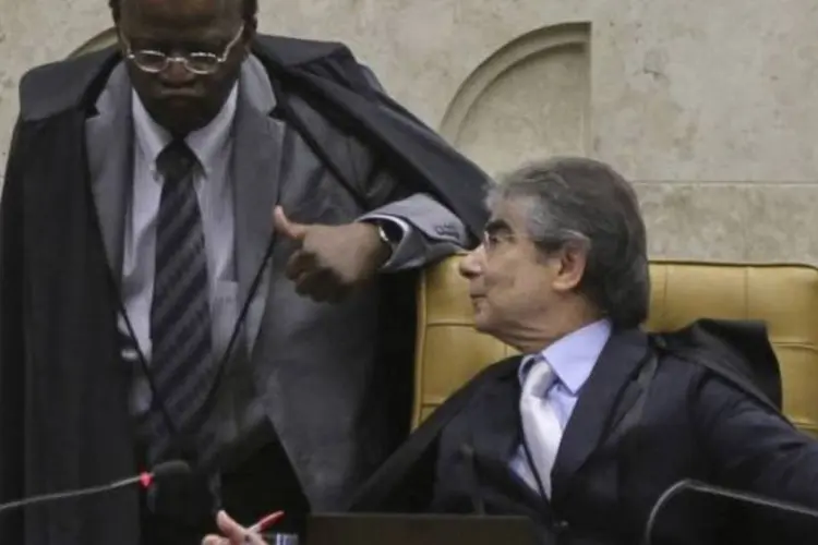 
	O ministro Joaquim Barbosa, e o presidente do Supremo Tribunal Federal, ministro Carlos Ayres Britto: segundo Barbosa, ficou claro que houve pagamento de recursos em troca de apoio dos deputados
 (Fabio Rodrigues Pozzebom/Agência Brasil)