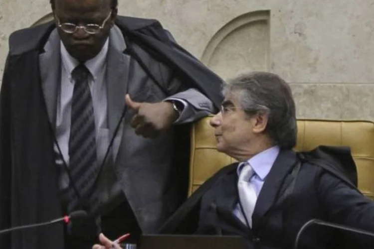 
	O ministro Joaquim Barbosa, e o presidente do Supremo Tribunal Federal, ministro Carlos Ayres Britto: segundo Barbosa, ficou claro que houve pagamento de recursos em troca de apoio dos deputados
 (Fabio Rodrigues Pozzebom/Agência Brasil)