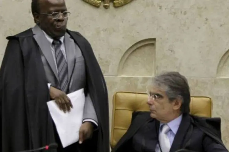 O ministro Joaquim Barbosa, e o presidente do Supremo Tribunal Federal, ministro Carlos Ayres Britto, no julgamento do mensalão (Fabio Rodrigues Pozzebom/Agência Brasil)