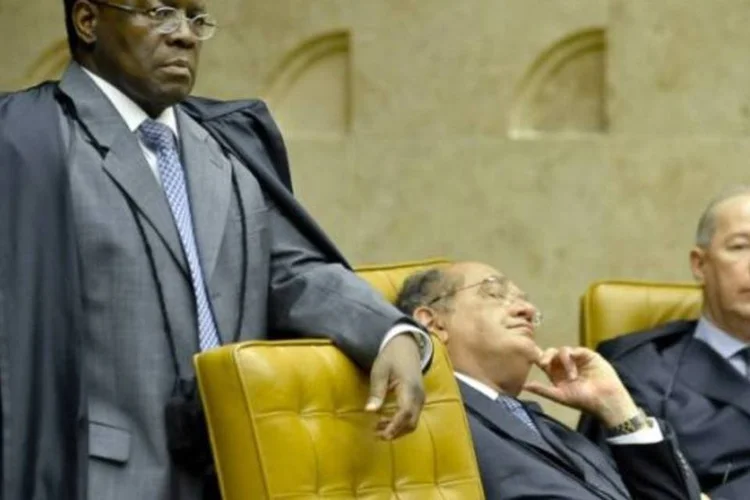 
	Joaquim Barbosa, que j&aacute; tem at&eacute; m&aacute;scara de carnaval, Gilmar Mendes e Celso de Mello: muito mais condena&ccedil;&otilde;es que absolvi&ccedil;&otilde;es no julgamento do mensal&atilde;o&nbsp;
 (José Cruz/Agência Brasil)