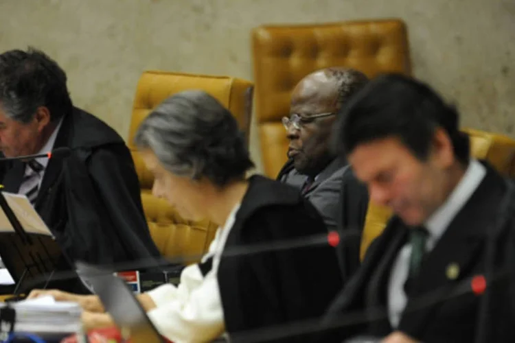 
	Os ministros do STF, Marco Aur&eacute;lio de Mello, Joaquim Barbosa, C&aacute;rmen L&uacute;cia e Luiz Fux, durante julgamento do Mensal&atilde;o: Gilmar Mendes disse que h&aacute; 70 mil presos em delegacias
 (Fabio Rodigues Pozzebom/ABr)
