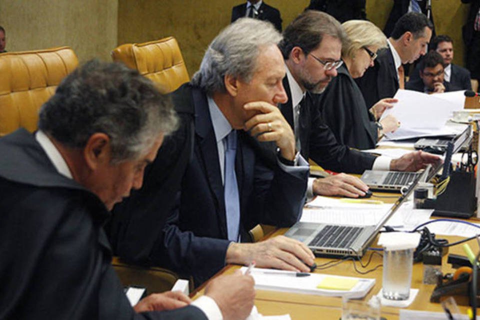 Ministros do STF aprovam salário de R$ 35 mil para 2015