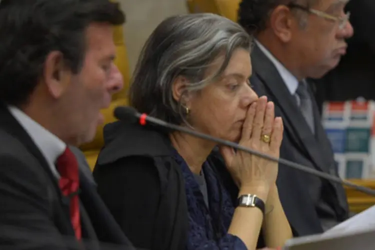 Ministros Luiz Fux, Cármen Lúcia e Gilmar Mendes durante sessão plenária desta quinta-feira (14) para o julgamento do Mensalão (Marcello Casal/Agência Brasil)