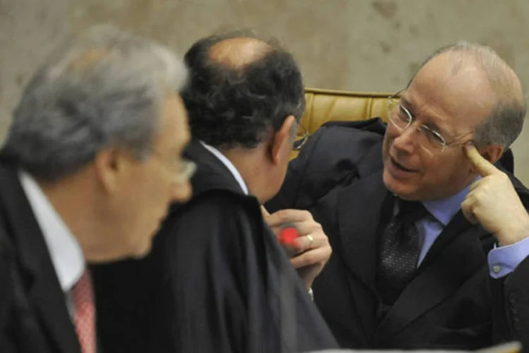 
	Os ministros Ricardo Lewandowski, Gilmar Mendes e Celso de Mello: alguns dos ministros, por&eacute;m, afirmaram que poder&atilde;o numa fase posterior reunir alguns dos crimes em continuidade delitiva
 (José Cruz/ABr)