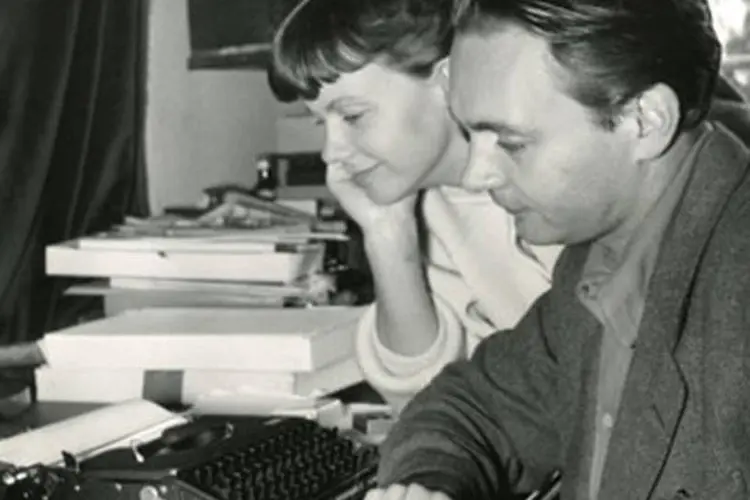 
	Anita Bj&ouml;rk e seu marido Stig Dagerman em 1950: em 1951, ficou mundialmente conhecida por sua interpreta&ccedil;&atilde;o em &quot;A senhorita J&uacute;lia&quot;, de Alf Sj&ouml;berg
 (A-pressens Stockholmsredaktion/Wikimedia Commons)