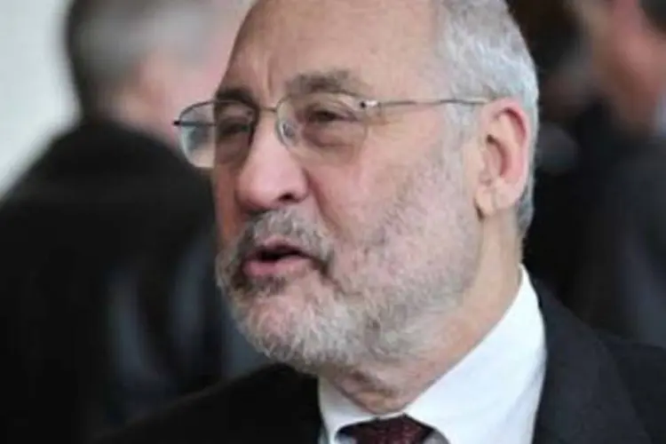 
	Joseph Stiglitz, ganhador do Pr&ecirc;mio Nobel de Economia: para ele, a pol&iacute;tica monet&aacute;ria do Brasil deveria se contrapor aos efeitos depressivos da queda do pre&ccedil;o das exporta&ccedil;&otilde;es e da Opera&ccedil;&atilde;o Lava Jato
 (.)
