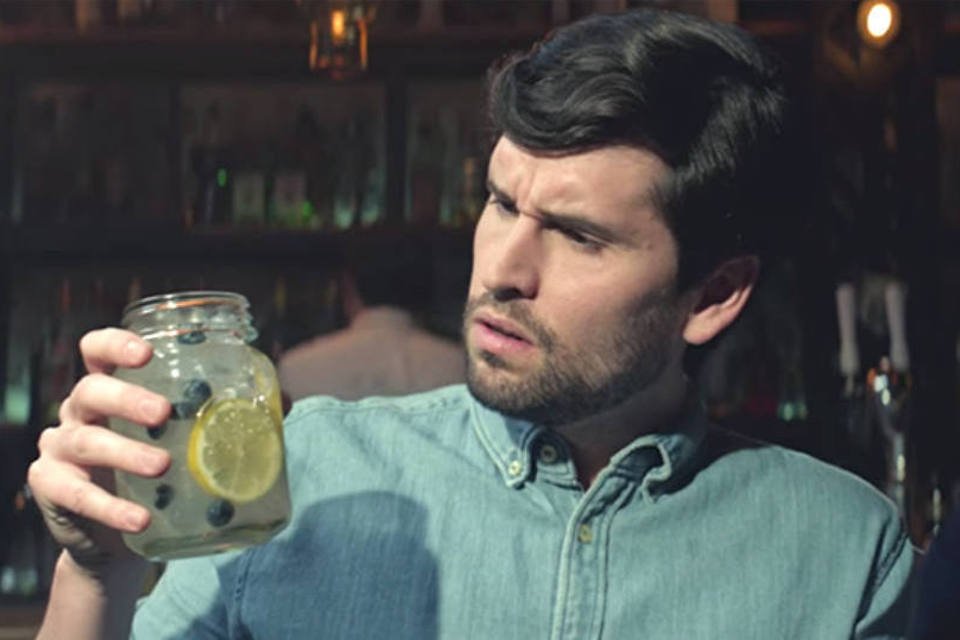 Anúncio quer quebrar estigma contra homens que curtem drinks