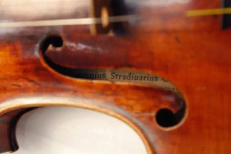 Um violino Stradivarius é fotografado em um laboratório de restauração em Paris: um Stradivarius pode valer vários milhões de euros (©AFP / Patrick Kovarik)