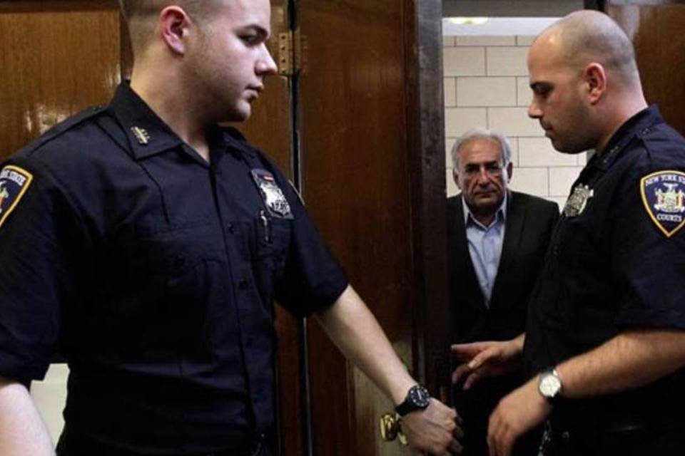 Em liberdade condicional, Strauss-Kahn deixa presídio