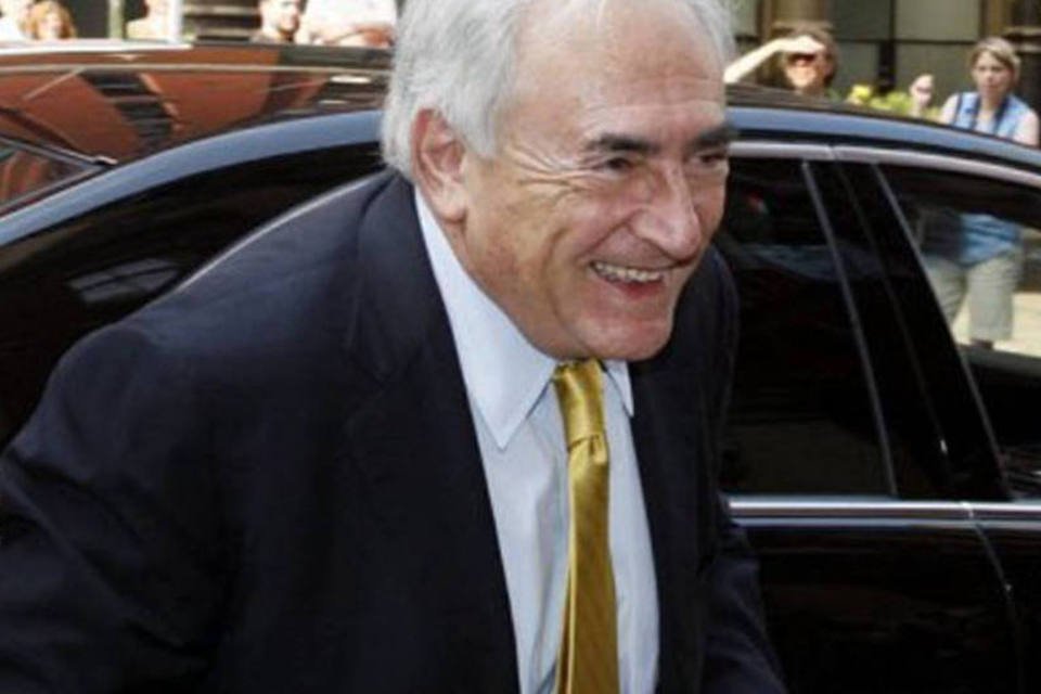 Strauss-Kahn deixa apartamento em Nova York
