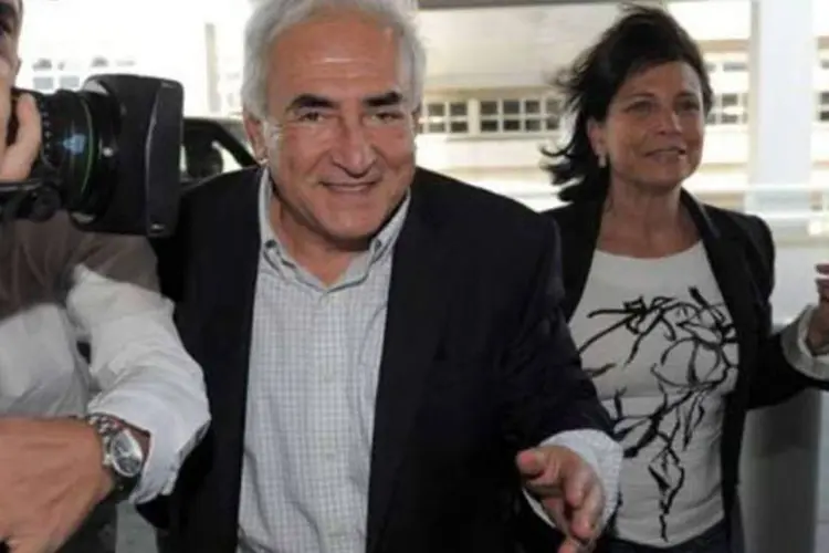 Strauss-Kahn acompanhado da esposa (AFP/ Stan Honda)