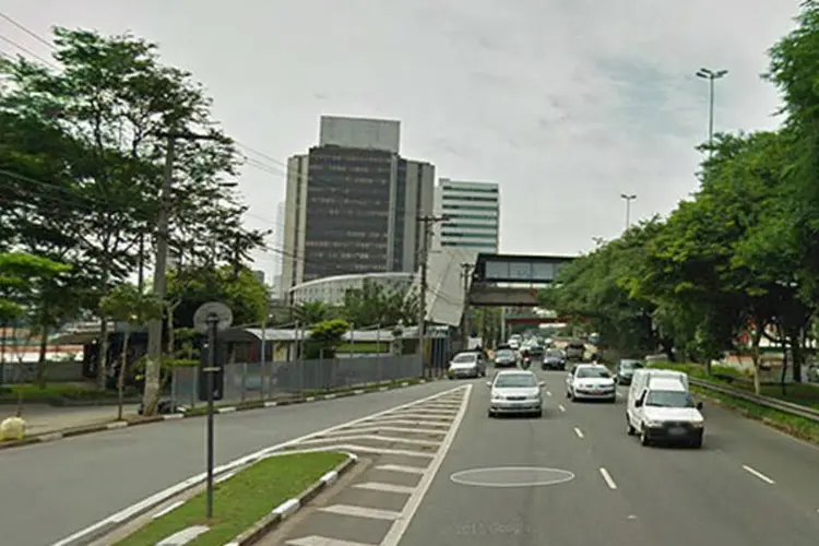 No Google Street View, o usuário precisa ir clicando em pontos sucessivos para avançar pela rua. A Apple planeja um sistema mais simples (Reprodução)