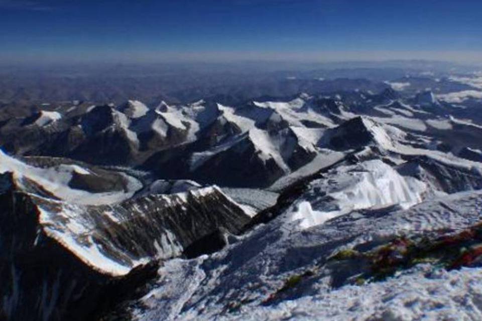 Alpinista morre no Everest e outros dois estão desaparecidos