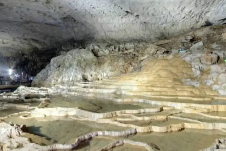 Interior da caverna de Akiyoshi-do, no Japão (Reprodução/Google)