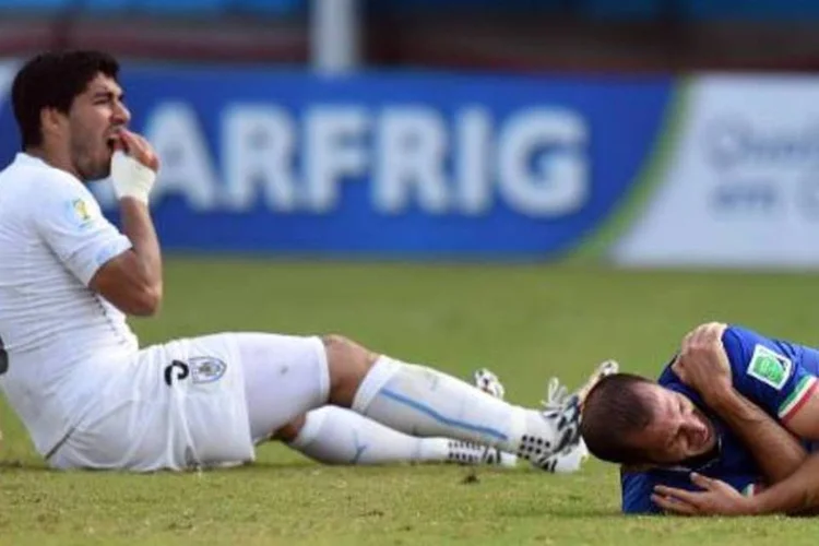 
	Luis Su&aacute;rez e Giorgio Chiellini: uruguaio&nbsp;retornou na sexta-feira ao Uruguai
 (Javier Soriano)