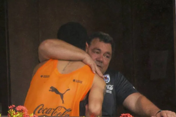 
	Luis Su&aacute;rez &eacute; consolado ap&oacute;s saber de sua suspens&atilde;o, em Natal
 (Leo Carioca/Reuters)