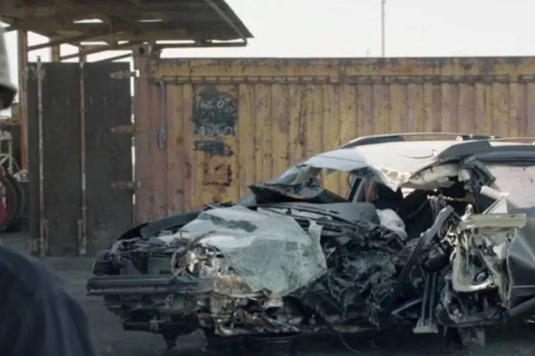 Carro destruído em comercial da Subaru: filme exibe a reação de personagens quando se deparam com o Subaru estraçalhado (Reprodução/YouTube/Subaru)