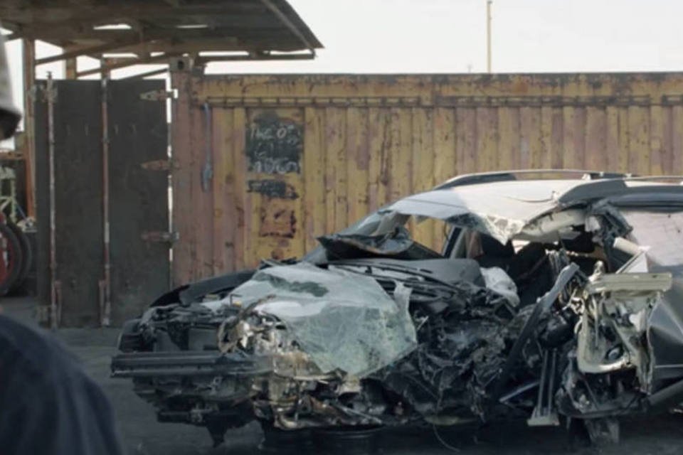 Subaru arrisca e mostra carro destruído em anúncio