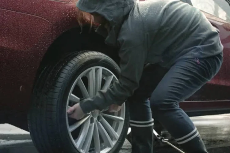Comercial da Subaru: no vídeo, está chovendo e quem precisa trocar o pneu é uma mulher que ainda por cima está sozinha (Reprodução/YouTube/Subaru)
