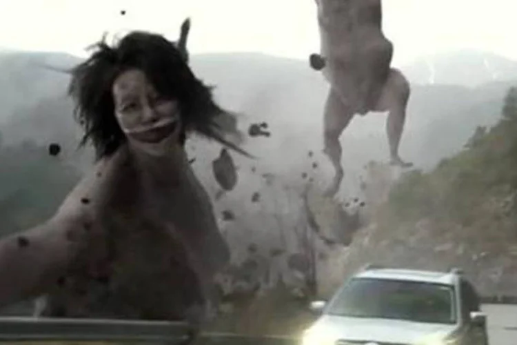 Trecho de comercial da Subaru: Attack on Titan narra a história da humanidade pós um aparecimento subido de humanoides gigantes (Reprodução/YouTube/Subaru)