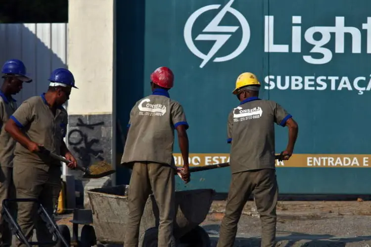 Operários trabalham na construção de uma subestação da Light no Rio de Janeiro (Dado Galdieri/Bloomberg)