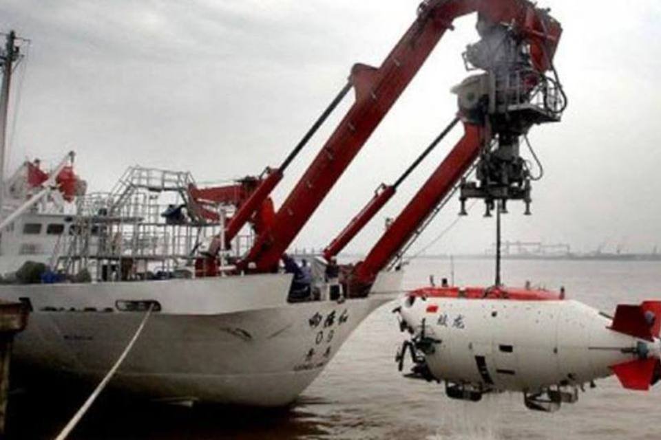 Submarino tripulado chinês desce a cinco mil metros