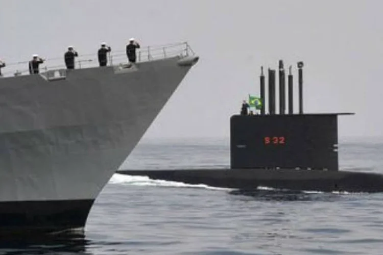 Exercício: submarino brasileiro Timbira S-32 é saudado por oficiais peruanos (AFP)