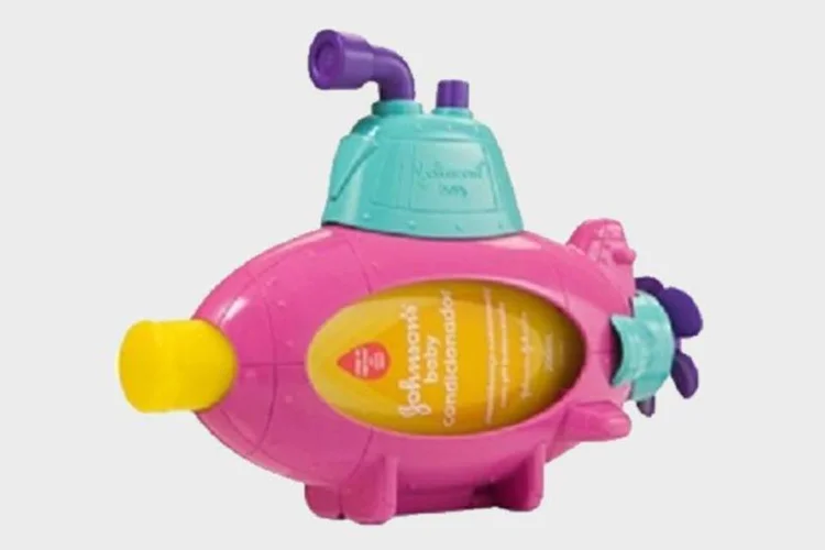 
	Submarino Johnson&#39;s Baby:&nbsp;Objeto tem encaixe para os produtos e tamb&eacute;m espirra &aacute;gua
 (Divulgação)