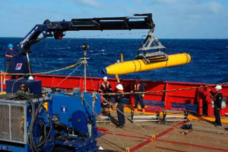 O Bluefin-21, veículo submarino equipado com um sonar, é utilizado para detecção de minas, cartografia do solo marinho e busca arqueológica
 (MC1 Peter D. Blair/AFP)