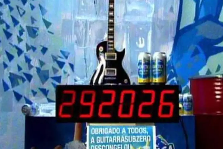 Guitarra Sub Zero levou 29 horas, 20 minutos e 26 segundos para descongelar (.)