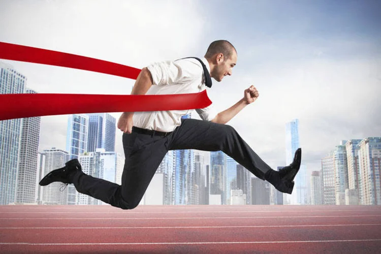 
	Jovem atravessando linha de chegada: sucesso surge a partir de caracter&iacute;sticas comportamentais definidas
 (Thinkstock)