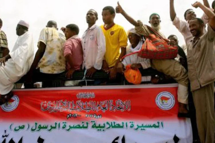Sudaneses protestam contra o filme considerado ofensivo ao Islã em Cartum: países como Bangladesh, Paquistão e Afeganistão bloquearam o acesso ao YouTube (©AFP / Ashraf Shazly)