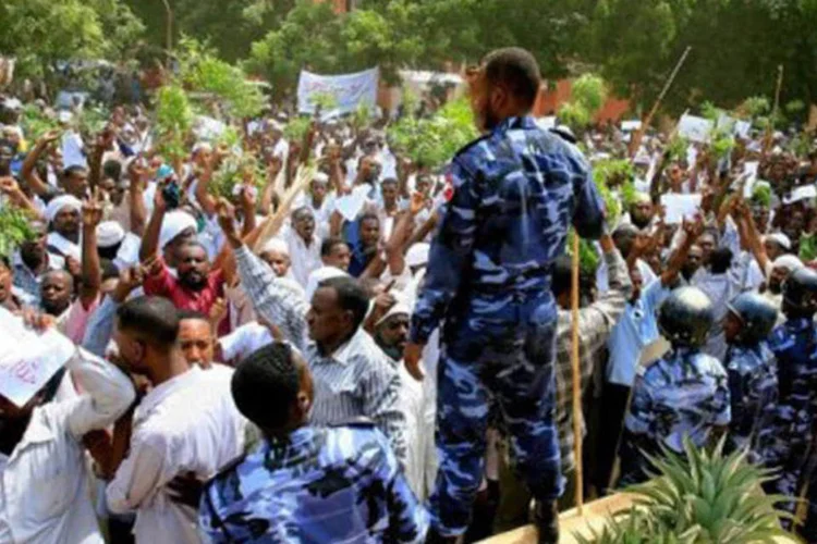 
	Sudaneses protestam junto &agrave; embaixada alem&atilde; em Cartum: chanceler alem&atilde;o pediu &agrave;s autoridades sudanesas que defendam as representa&ccedil;&otilde;es diplom&aacute;ticas em seu pa&iacute;s
 (Ashraf Shazly/AFP)