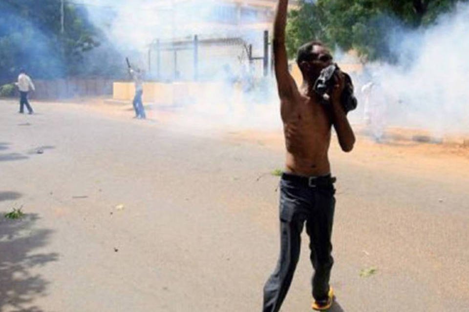 Manifestantes invadem embaixada britânica no Sudão