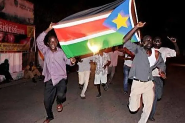 Homens correm pelas ruas de Juba com bandeira do Sudão do Sul
