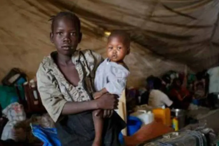 
	Menina sul-sudanesa segurando o irm&atilde;o nos bra&ccedil;os em acampamento:&nbsp;ag&ecirc;ncia da ONU estima que cerca de 3,7 milh&otilde;es de sul-sudaneses est&atilde;o amea&ccedil;ados pela inseguran&ccedil;a aliment&iacute;cia
 (Unicef/AFP/Arquivos)