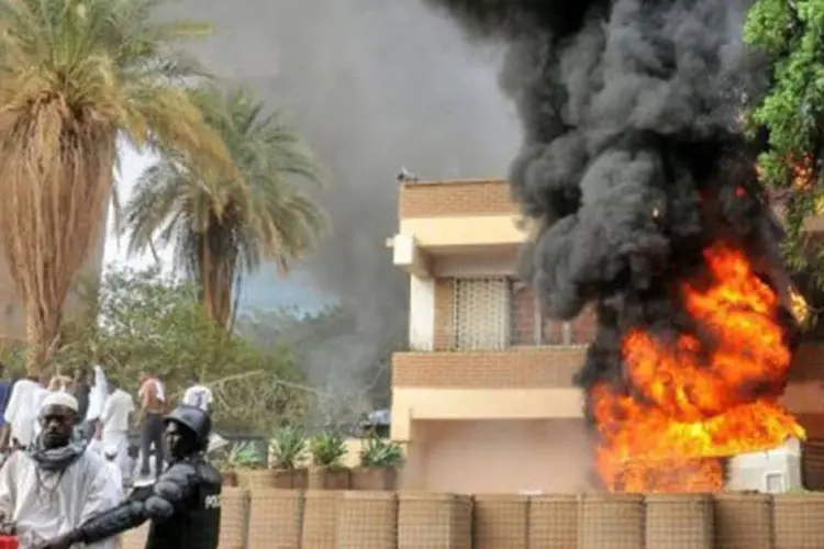 
	Confrontos entre manifestantes e policiais em frente &agrave; embaixada americana em Cartum, no Sud&atilde;o: mais de 40 ficaram feridas
 (Ashraf Shazly/AFP)
