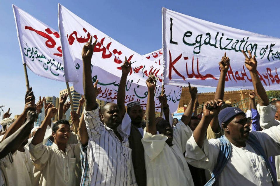 Centenas protestam contra edição da Charlie Hebdo no Sudão